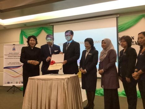 Sabah state minister of health together with other speakers and NCBM staff took a photo after the signing